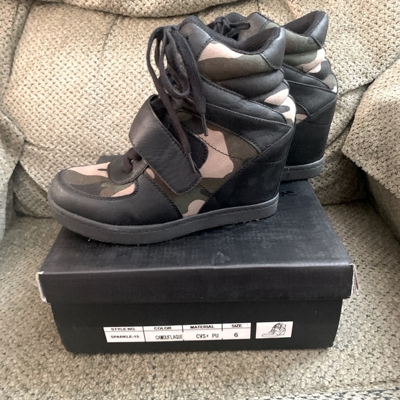 Wild Diva Black and Tan Camouflage Wedge Booties Size 6 - Picture 1 of 9